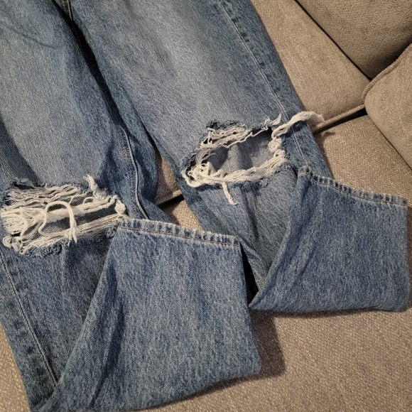 American Eagle Relaxed Mom Jean Distressed Knees. Like New! Size 00 Short - Picture 2 of 6